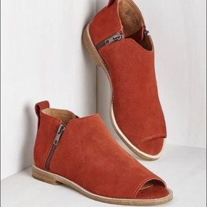 KELSI DAGGER FLAT PEEP TOE BOOTIES